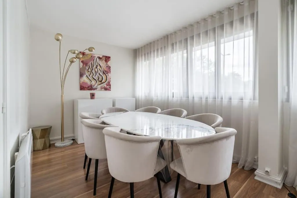 A Refined 2-Bedroom Close Avenue Foch Paris