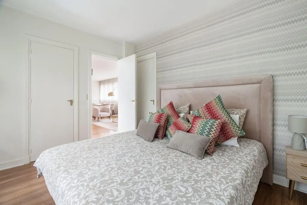 A Refined 2-Bedroom Close Avenue Foch Paris