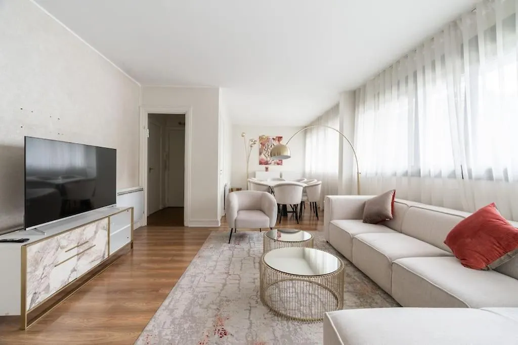 A Refined 2-Bedroom Close Avenue Foch location